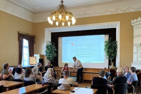 Kristiinan kaupunginvaltuutetut keskustelemassa Akordin asiantuntijoiden johdolla vihreän siirtymän näkymistä Raatihuoneella kesäkuun puolivälissä.