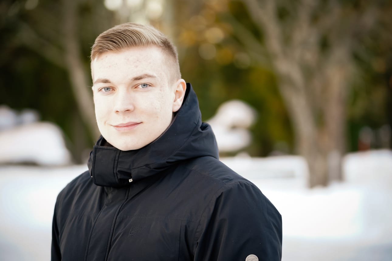 Pohjanmaan Kokoomusnuoria johtava Antti Tuomela iloitsee nuorten turvetuotannon puolesta tekemän aloitteen läpimenosta viime viikonvaihteen puoluekokouksessa. Arkistokuva.