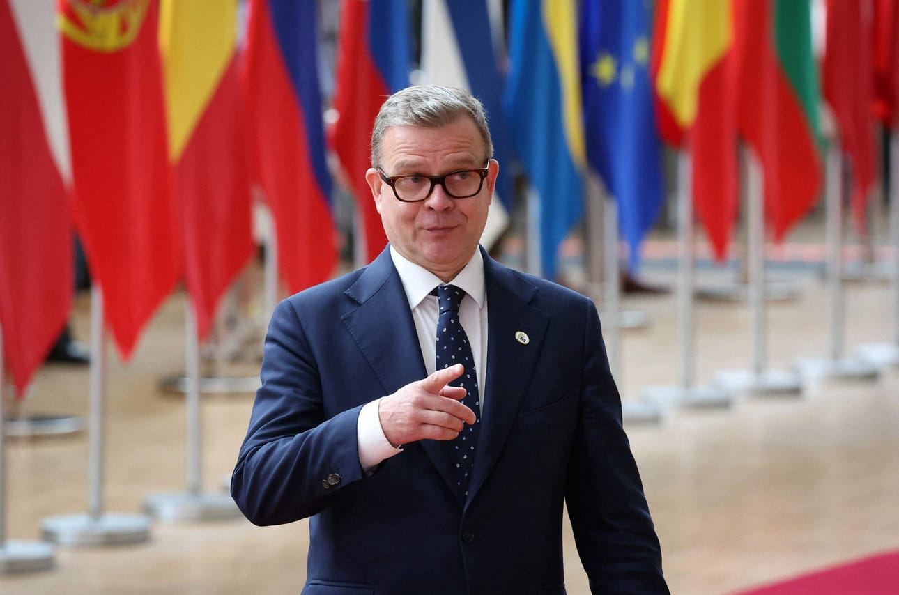 Pääministeri Petteri Orpo (kok.) sanoi EU-huippukokoukseen saapuessaan, että Unkari ja Slovakia on saatava mukaan pakoterintamaan. LEHTIKUVA / AFP