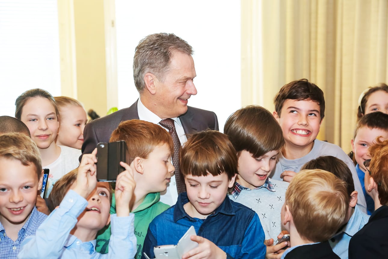 Tasavallan presidentti Sauli Niinistö on huolissaan suomalaisten poikien lukutaidon heikkenemisestä. Hän innostaa lapsia aloittamaan lukuharrastuksen vaikka sarjakuvista. Kuvassa presidentti on Mäntyniemessä lasten kyselytuntipäivänä.