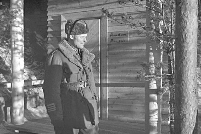 Bror Kraemer kuvattuna jatkosodan aikana jo everstiksi ylenneenä. Jukka Kyöstillä ei ole käytössä kuvaa Kraemerista talvisodassa.