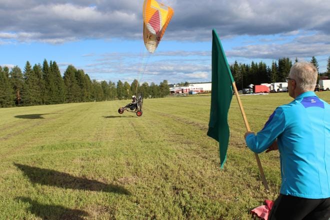 Salolainen Timo Smolander lähtee matkaan, ja ähtäriläinen Juhani Hannonen valvoo lippujen avulla, että kisaajat pääsevät starttaamaan turvallisesti. – Ettei esimerkiksi kaksi kilpailijaa lähde yhtä aikaa matkaan, hän selvitti. KUVA: REIJO HEIKKILÄ