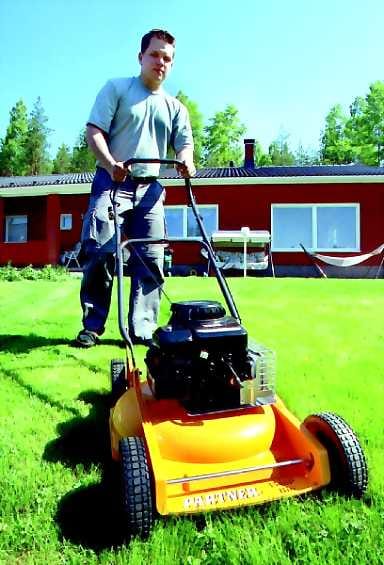 Ilman kuulosuojaimia. Modernin oksasilppurin kanssa ei enää tarvitse kuulosuojaimia. Murskaava laite paitsi pätkii oksat myös murskaa ne, jolloin syntyy nopeasti maatuvaa puutarhajätettä. Leikkuutähde otetaan siististi talteen erilliseen pussiin.