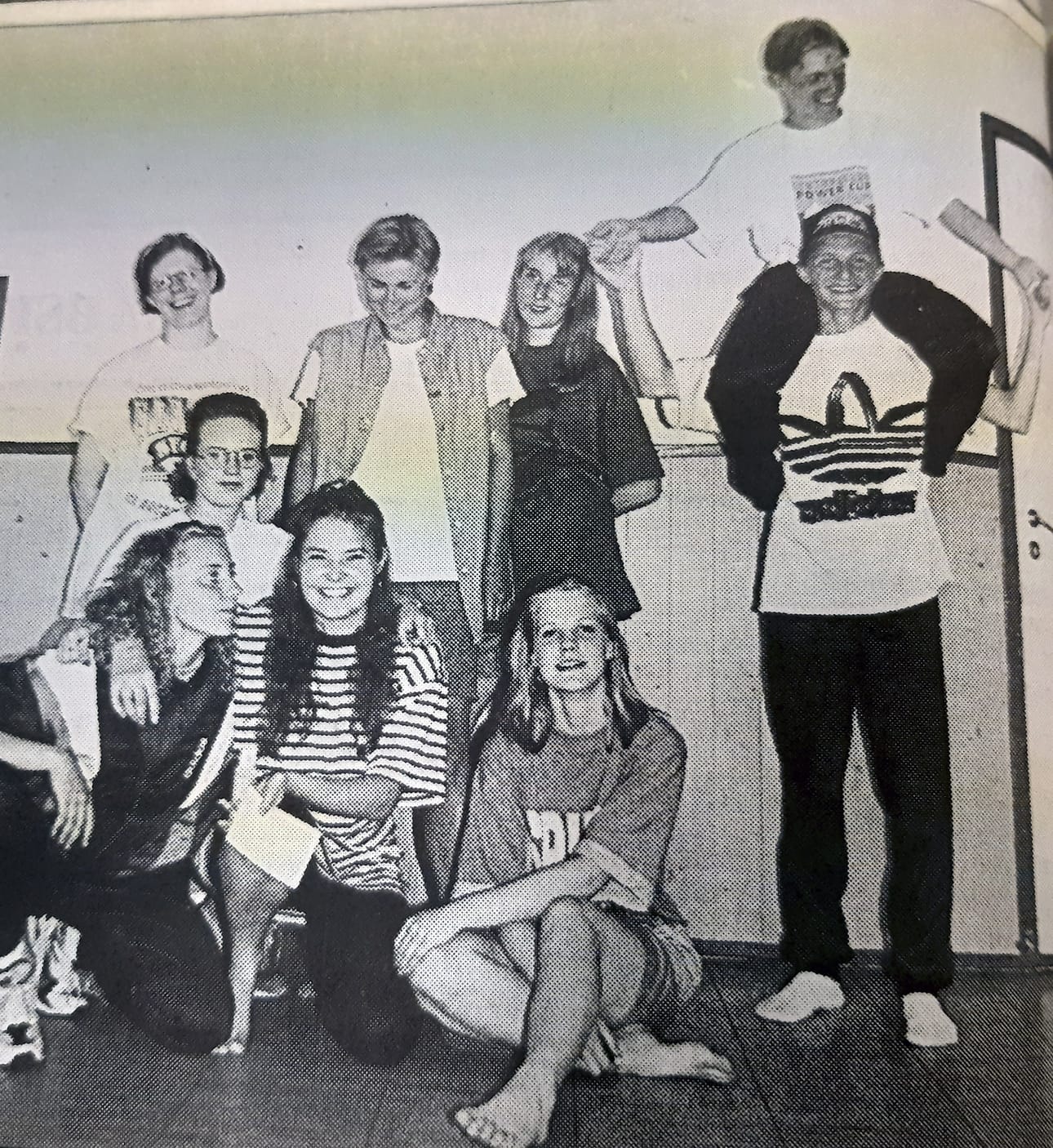 Katja Aho (kesk.) oli yksi teatterileirin ohjaajista Alajärvellä.