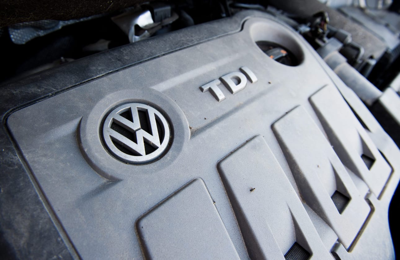 Volkswagenin päästöhuijaus tuli ilmi vuonna 2015. VW vääristeli todellisia päästömääriä 11 miljoonaan autoon asennetun ohjelman avulla.