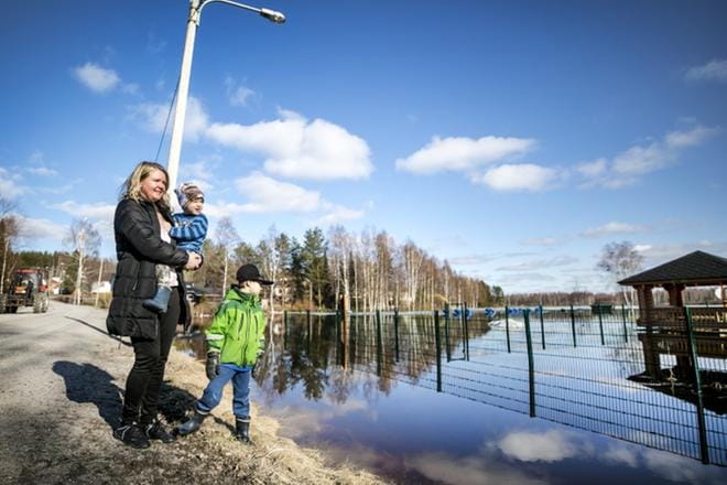 Aleksi, Elmeri ja Kati Sauna-aho lähtivät ihmettelemään lähileikkipuiston uutta ilmettä. Aleksi arveli, että veden poistamiseen tarvitaan pumppuauto. KUVAT: KRISTA LUOMA
