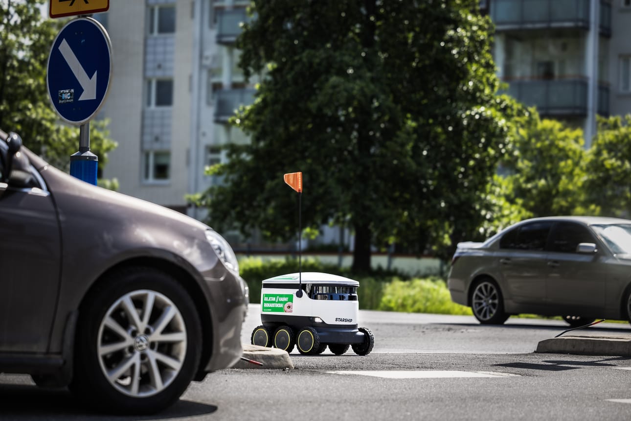 Kaupparoboteilla menee jopa useita minuutteja tienylitykseen, koska ne päästävät autot kulkemaan ensin.
