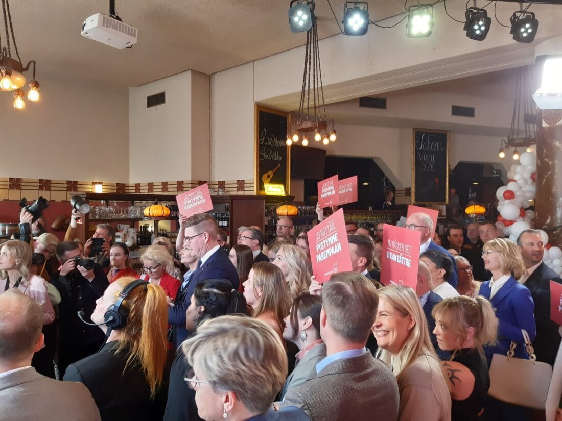 SDP:n vaalivalvojaiset keräsivät helsinkiläisen ravintola Juttutuvan täyteen kannattajia. Kuva: Taru Horsma-aho