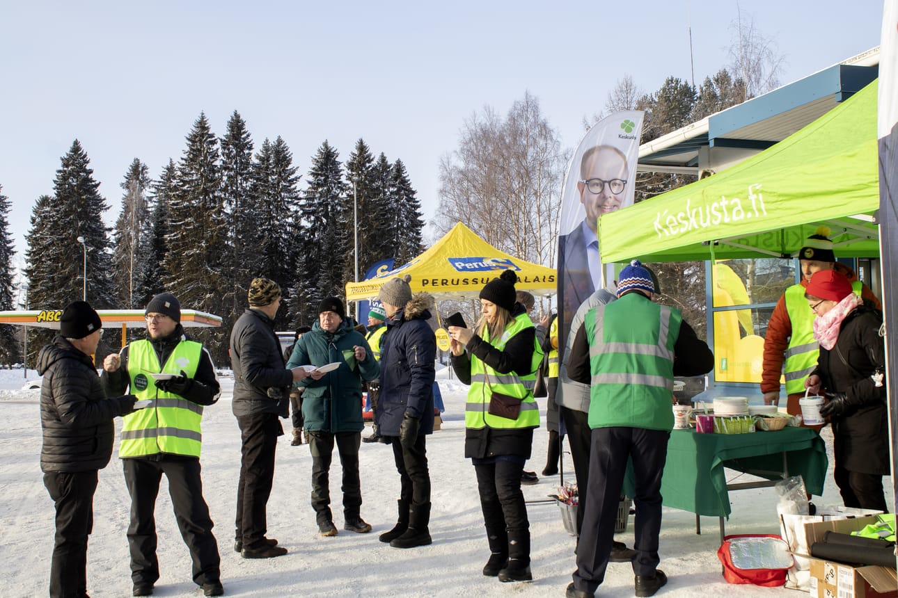 Vaalikampanjointi on alkanut vilkkaana. Tyrnävän S-marketin edustalla oli lauantaina Perussuomalaisten ja Keskustan kampanjapiste.