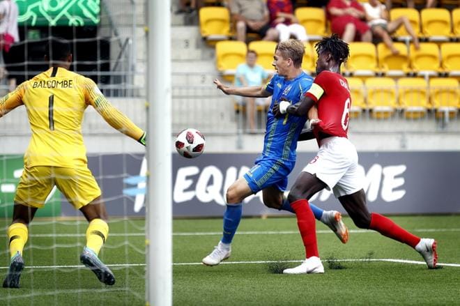 Vladyslav Supriaha oli Englannin Trevoh Chalobahille painajainen. Chalobahilla oli täysi työ kaksinkamppailuissa. 39:nnellä minuutilla Supriaha voitti väännön ja teki maalin Ellery Balcomben taakse. KUVA: JOUKO HÄNNINEN