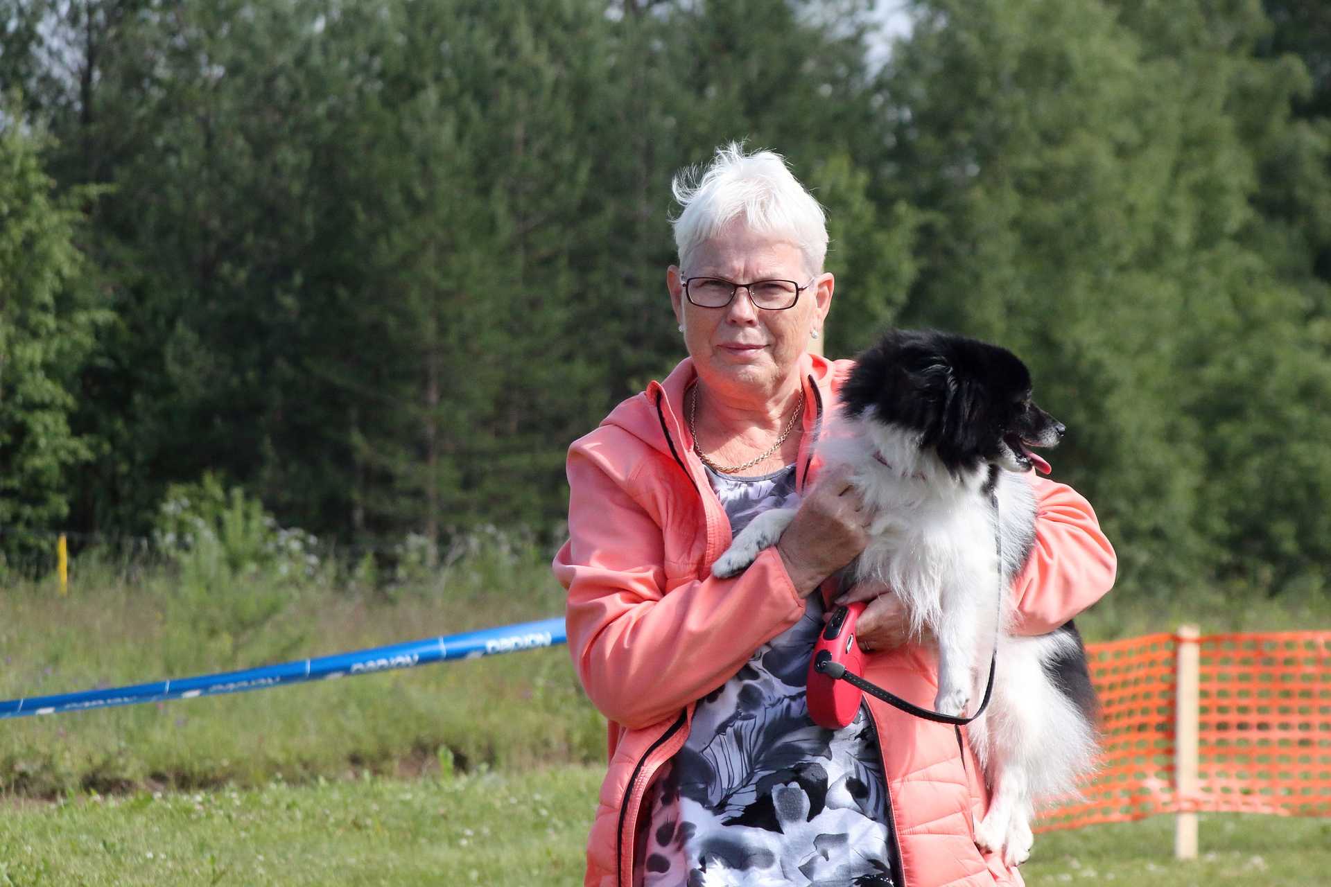 Paula Hjelt tukee poikansa harrastusta ja kulkee kisoissa mukana yhdessä koiransa kanssa.
