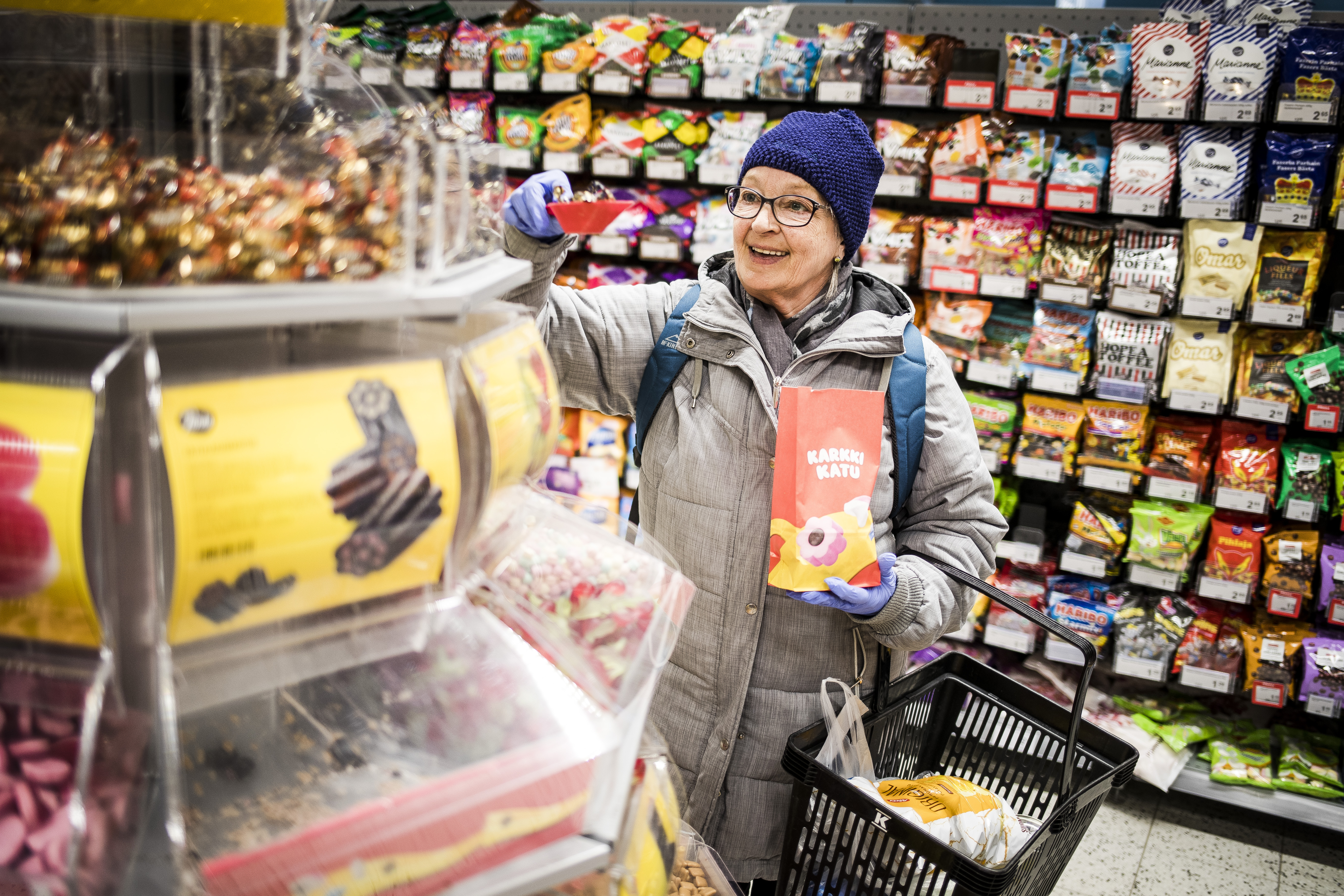 "Aina välillä joku tunkee kauppajonossa iholle" – Hankalimpia tilanteita syntyy isoissa kaupoissa perjantai-iltaisin