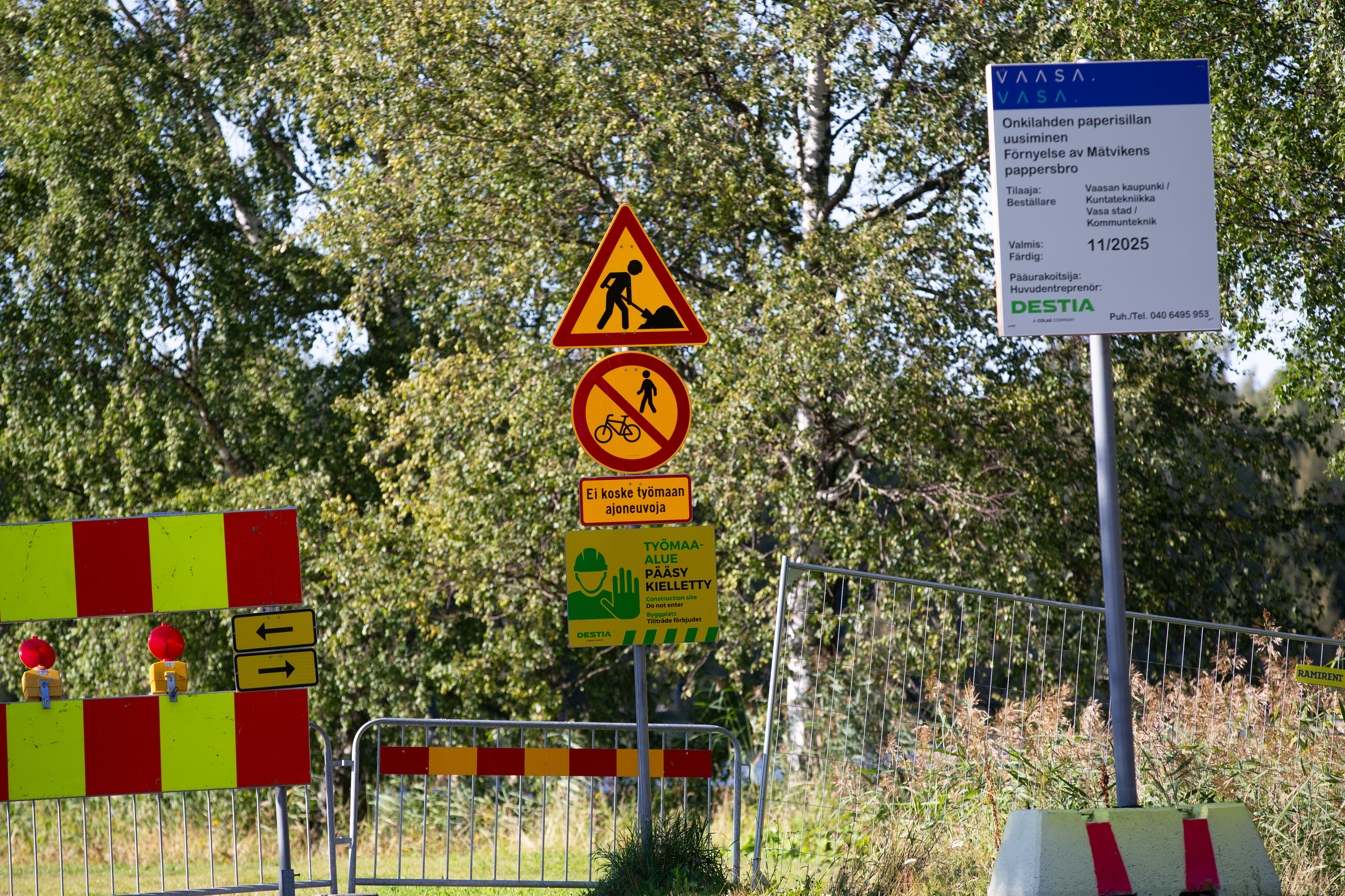 Aidat ja kieltokyltit eivät estä ihmisiä kulkemasta suljettua Putusiltaa pitkin