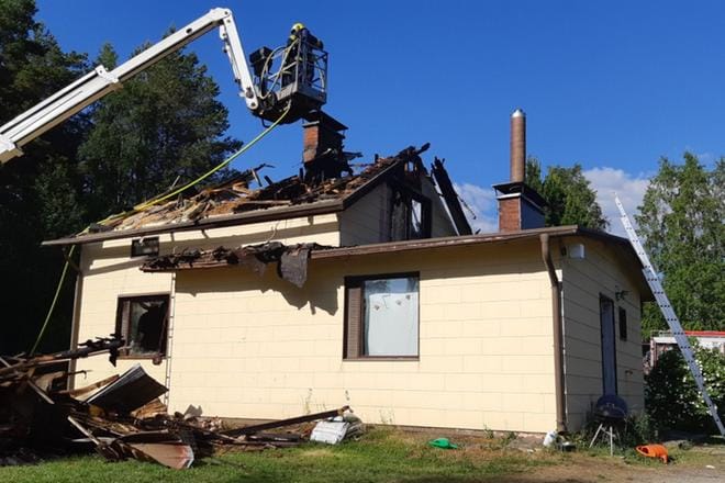 Alajärven Rannankyläntiellä asuinrakennus paloi korjauskelvottomaksi maanantaina. KUVA: ETELÄ-POHJANMAAN PELASTUSLAITOS