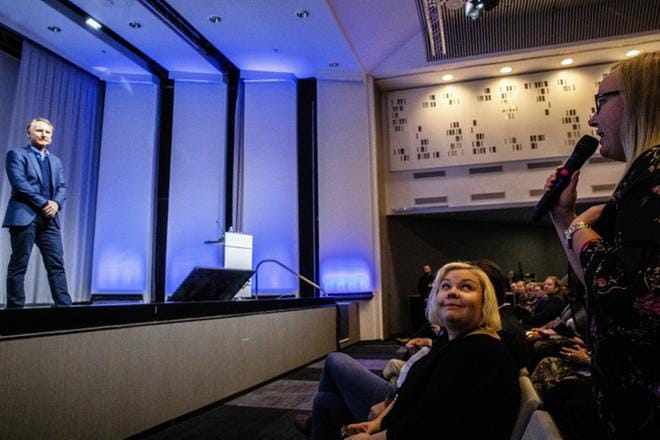 Yhdysvaltalainen menestyskirjailija Dan Brown esiintyi Helsingin kirjamessuilla. Katja Lappi on lukenut kaikki kirjailijan kirjat. Hän pääsi myös kysymään yleisökysymyksen. KUVAT: JOEL MAISALMI