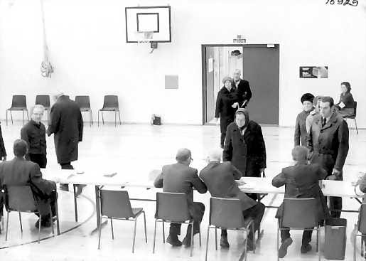 Politiikkaa koulussa. Äänestäjät jonottavat kunnallisvaaleissa 1976 Tuiran koululla. 30 vuotta aikaisemmin - joulukuussa 1945 - Valpolle tehtiin ilmoitus siitä, että Tuiran koululla oli myyty Koululaisten Joulu -lehteä oppilaille. Lehteä pidettiin äärivasemmiston silmissä sopimattomana.