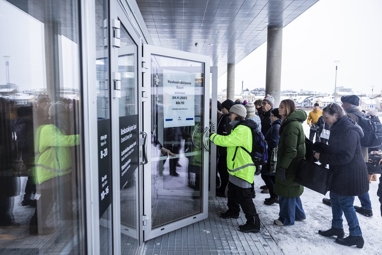 Keskustakirjasto Saaren avautumista oli odottamassa aamupäivällä noin sata henkeä.