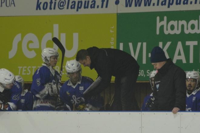 Virkiän päävalmentaja Pete Suonpää jakaa ohjeita omilleen.