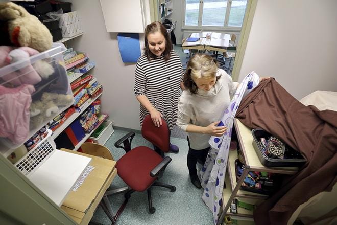 Koulunjohtajat Ilona Kaltiala sekä Marja Laine esittelivät Neiron koulun ahtaaksi käyviä tiloja. Kuvassa näkyy erityisopetuksen käyttämä opetustila, joka on alun perin suunniteltu varastoksi sekä osaksi eriyttävää opetusta. Iltapäiväkerhon leluja joudutaan säilyttämään lakanoiden alla kärryssä, jotta oppilaiden olisi helpompi keskittyä. KUVAT: HEIKKI HAKANEN