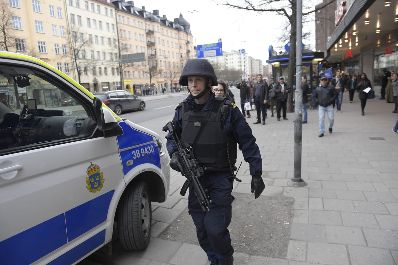 Kuorma-auto ajoin päin Åhlensin tavarataloa perjantaina iltapäivällä Tukholmassa.