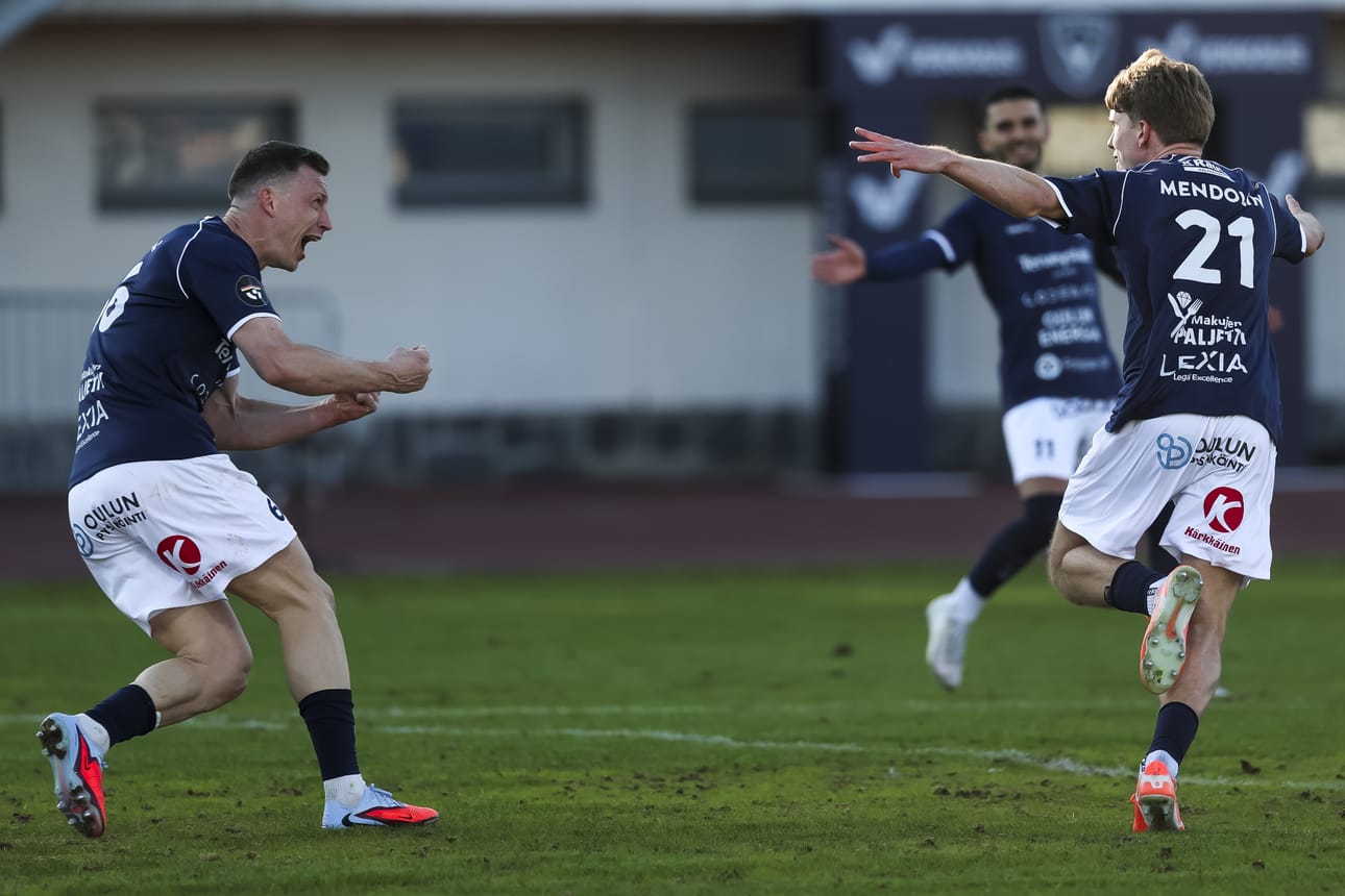 AC Oulun Iiro Mendolin (oik.) laukoi uransa ensimmäisen liigamaalin. Toppari Juha Pirinen oli riemussa täysillä mukana.