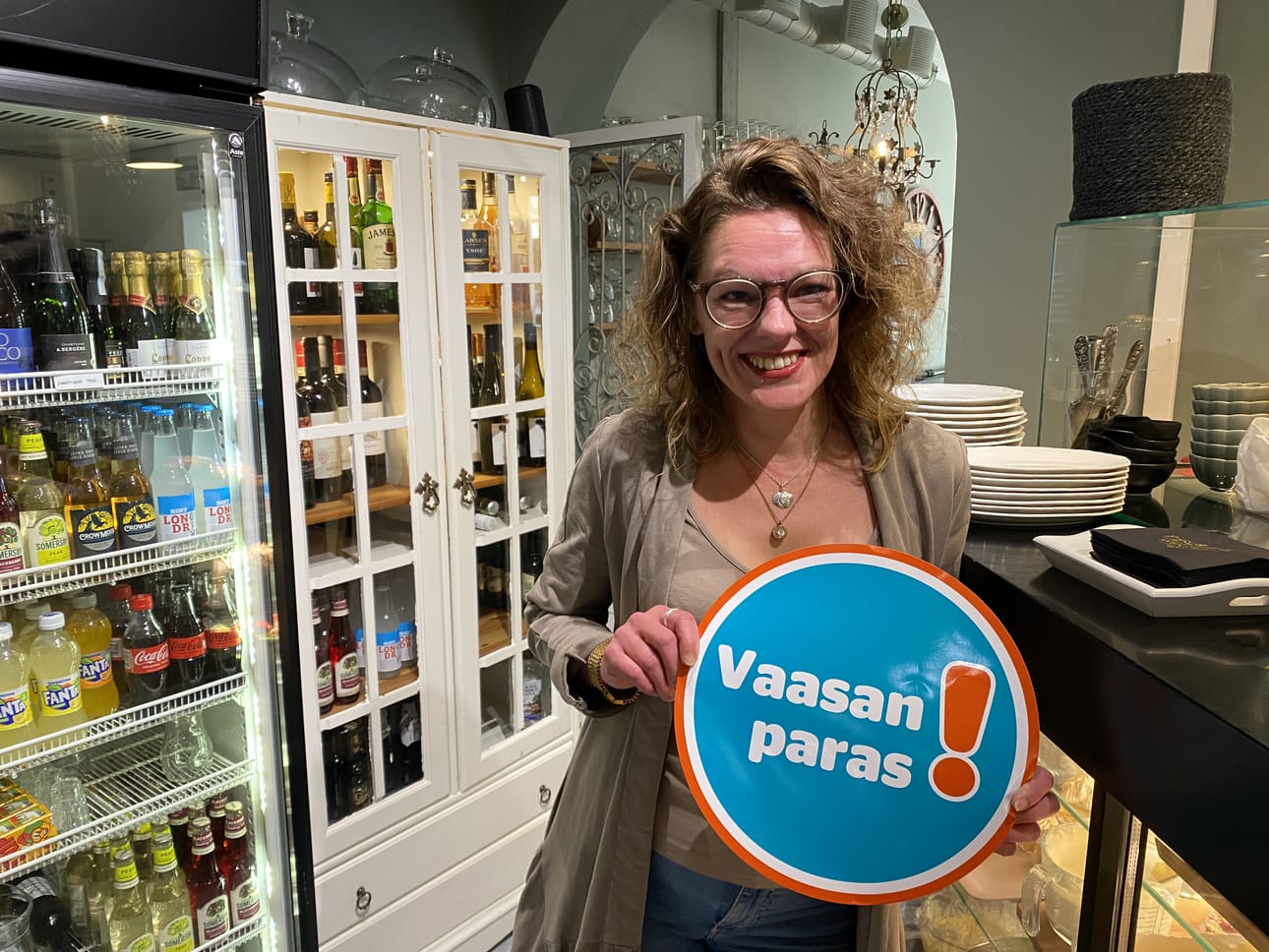 Aveny Café Vasa voitti Vaasa-lehden Vaasan paras kahvila -äänestyksen. Kahvilan omistaja Annica Håkans on onnellinen. – Aiomme jatkaa samalla lailla kuin ennen. Olen kuullut asiakkailta, että kyllä huomaa, että minä nautin työstäni. Kun itse viihtyy, se näkyy. Tämä ei ole minulle työ, vaan valitsemani elämäntapa.