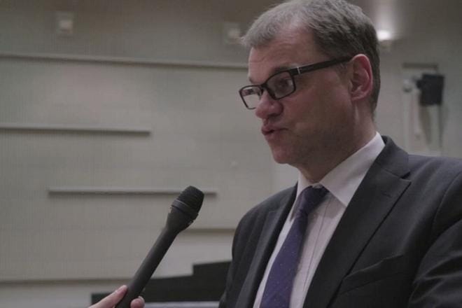 Pääministeri Juha Sipilä vastaa videolla pohjalaisten kysymyksiin.
