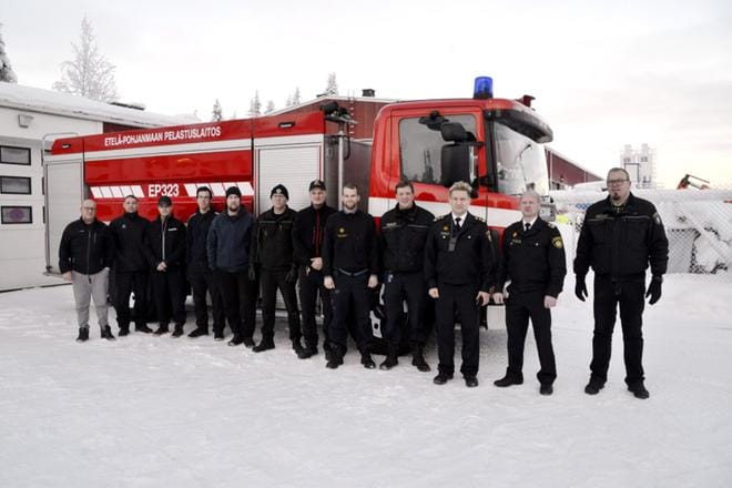 Uuden paloauton luovutustilaisuudessa Lehtimäen paloasemalla Raimo Puskala (vas.), Jarkko Saarimaa, Jouni Laukkonen, Juho Laukkonen, Vesa Hakomäki, Ari Yli-Kesäniemi, Tero Rantakangas, Ville Koivisto, Veli-Pekka Lammi, Harri Setälä, Keijo Kangastie ja Juha Yli-Kesäniemi. KUVA: MARKKU TURPELA