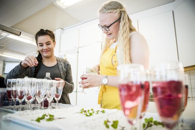 Opettajan johdolla juhlavalmisteluja on porrastettu. Ennen juhlia pakastimeen oli valmistettu pikkuleipiä ja voileipäkakku täytteineen. Kakku otettiin jääkaappiin edellisenä päivänä ja kuorrutettiin jäisenä.