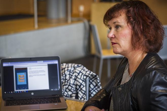 Tutkija Maarit Malin koordinoi sosiaali- ja terveysministeriön rahoittamaa tupakoinnin lopettamisen tueksi kehitettyä kännykkäsovellus -projektia. Sovellus on luotu työterveyshuollon työkaluksi. KUVAT: SELMA PAAVOLA