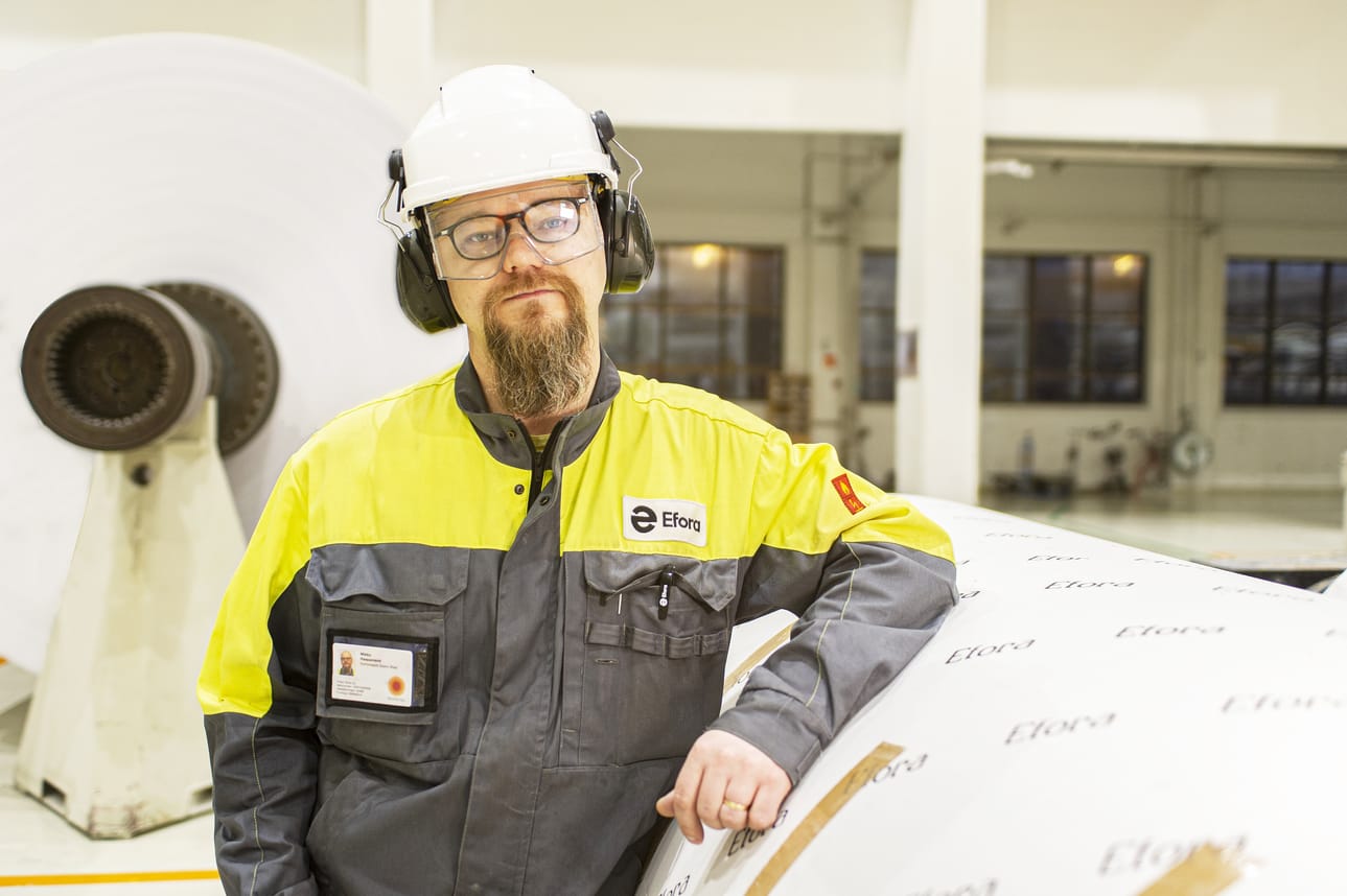 Stora Enson kunnossapitoyhtiön Eforan projektipäällikkö Mikko Haapaniemi käyttää lentokiellon aikana etäyhteyksiä ja junaa mahdollisuuksien mukaan. Hän työskentelee Kemin Veitsiluodosta käsin.