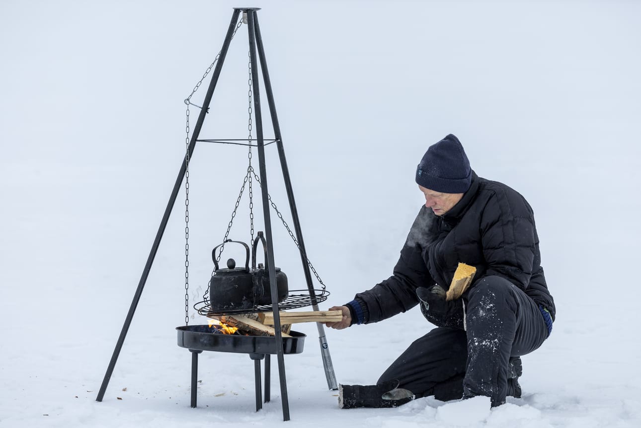 Opas Pasi Pieniniemi huolehtii päiväkahveista.
