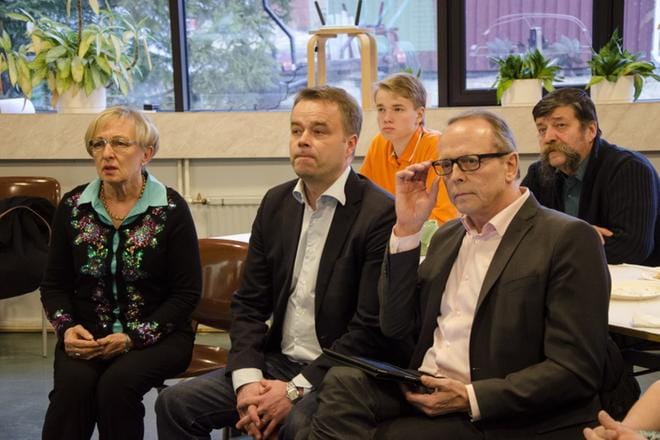 Ennakkoäänet vetivät Kauhavan kokoomuksen vaalipäällikön Helena Syreniuksen, valtuustoryhmän puheenjohtajan Janne Sankelon ja valtuutetun Keijo Ylisen ilmeet vakaviksi. Taustalla Hermanni Sankelo ja Jari Laukkonen. Kuva: Juha Aho-Pynttäri