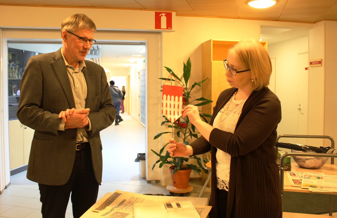Pyhännän kunnanjohtaja Jouko Nissinen luovutti päätoimittaja Elina Nuoliojalle 50-vuotiasta lehteä onnitellen kunnan standaarin.