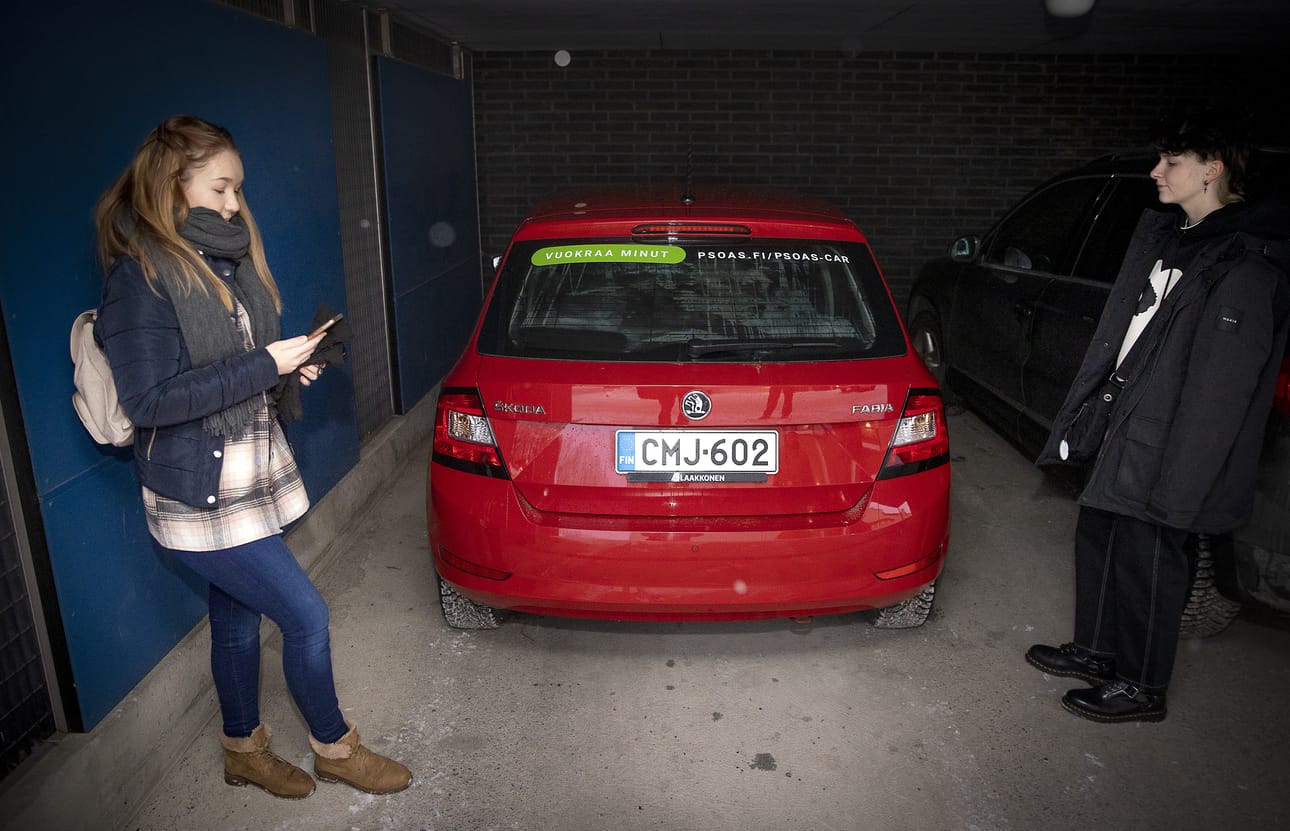 Oulun yliopistossa opiskeleva Katariina Pentikäinen (vas.) lähti vuokraamallaan yhteiskäyttöautolla hakemaan kirjoituspöytää huonekalukaupasta Viivi Leinon kanssa.