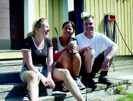 Uusia kokemuksia. Marianne Suvanen ja Jukka Eilola olivat Pyhäjoki-melonnan ensikertalaisia. Rina Hirose (keskellä) oli mukana toista kertaa.