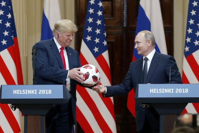Yhdysvaltain presidentti Donald Trump (vas.) sai Helsingissä maanantaina Venäjän presidentiltä Vladimir Putinilta lahjaksi jalkapallon MM-kisojen virallisen pelipallon. KUVA: EPA/ANATOLY MALTSEV
