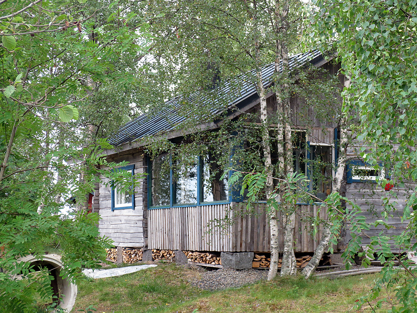 Rannan tuntumassa sijaitseva sauna on alueen uusin rakennus. Saunakamarissa on voi yöpyä.