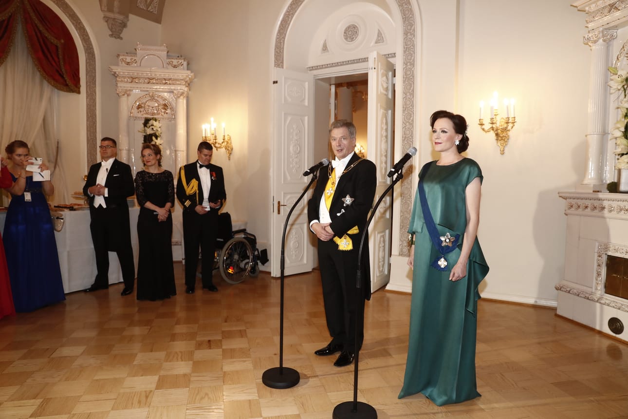 Pukukoodi on tänä vuonna poikkeava: se on tumma puku kunniamerkein. Myös median toiminta on hyvin erilaista, sillä pääsy Linnaan on hyvin rajoitettu. Kuvassa Tasavallan presidentti Sauli Niinistö ja rouva Jenni Haukio vuonna 2017 eli itsenäisyyden 100-vuotisjuhlavuonna.