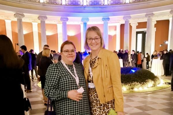 Sari Palmu (vas.) tapasi kokouksessa Ateenassa Ruotsin Keskustanaisten puheenjohtaja Helena Wilhelmssonin, jonka kanssa päätettiin jatkaa pohjoismaisen yhteistyön vahvistamista.