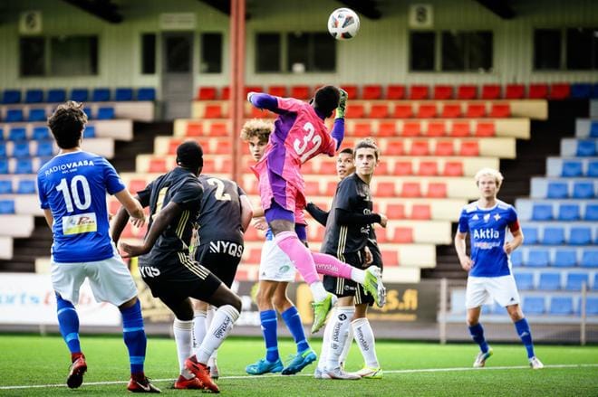 Salifu Senghore piti maalillaan nollat mutta lensi punaisella ulos, kun SJK Akatemia voitti VIFK:n 1–0. Kuva: Samppa Toivonen