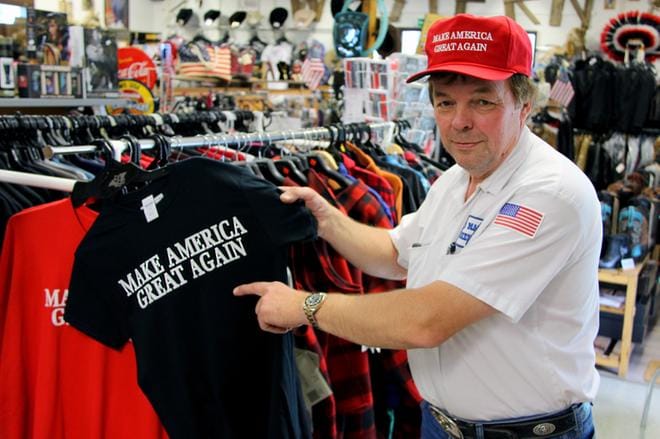 Trumpin vaalikampanjaan tehdyt paidat ja lippikset menevät edelleen kaupaksi Suomessakin.