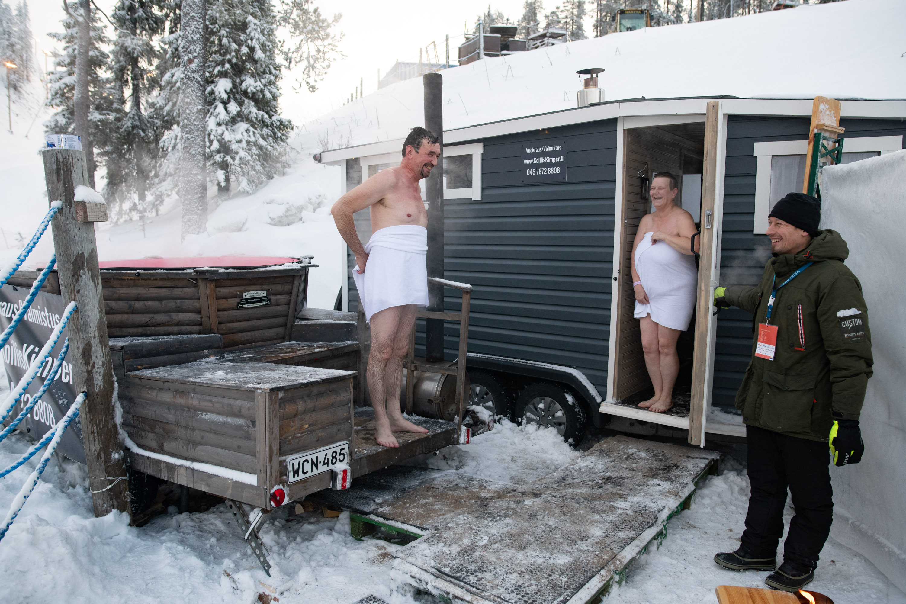 Kun kuulimme tästä, se tuntui niin eksoottiselta, että pakko oli päästä testaamaan. Aivan huippukokemus, voimme kyllä suositella, Anne ja Simo Pekka Sipola toteavat. Tynnyrisaunan rakentanut Pertti Kilpijärvi sanoi saunojia olleen jonoksi asti.
