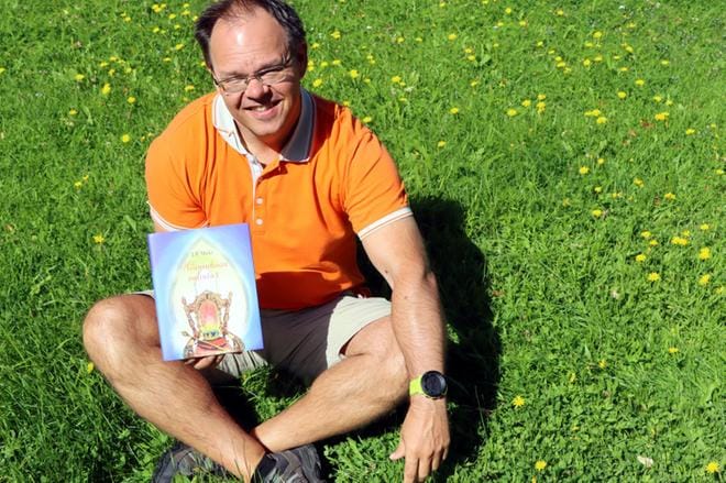 Jurvalaissyntyinen Jukka Parkkamäki kirjoitti omakustanteisen kirjan, jonka kansikuvan on tehnyt serkku Mira Haaparanta. KUVA: JARNO RANTA