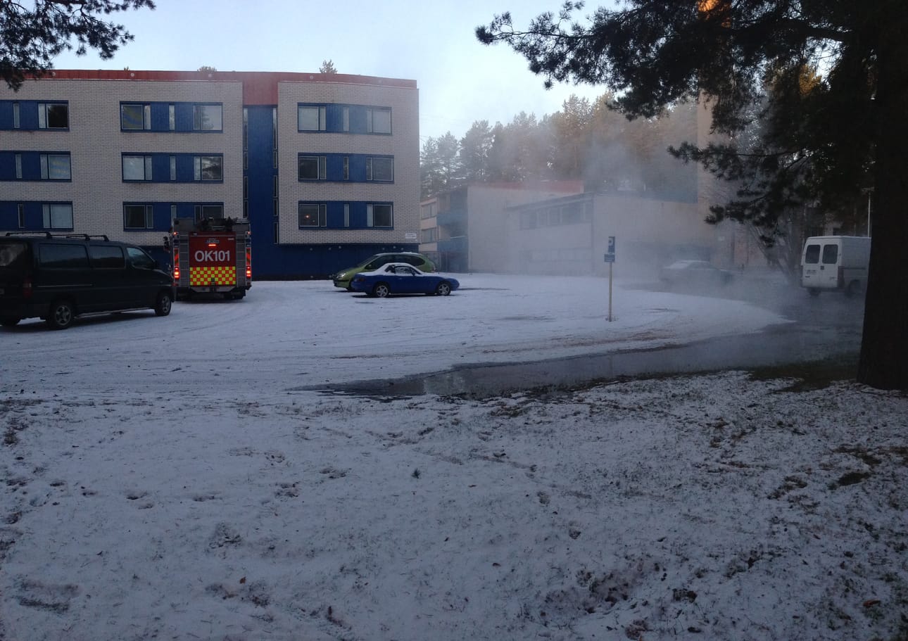 Irmantiellä valui useita kuutioita kuumaa vettä pihalle.