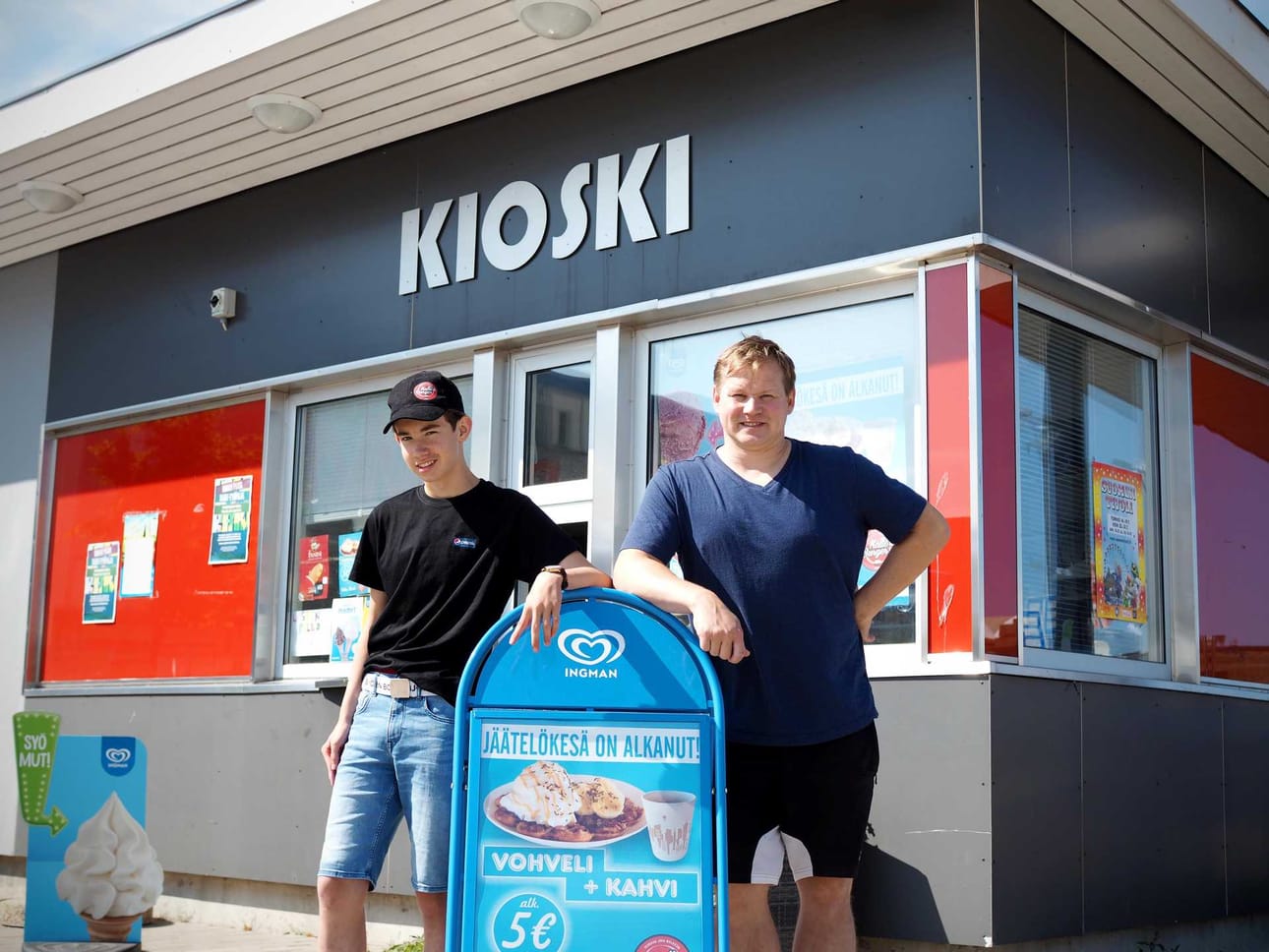 "Tulkaa nauttimaan!" Kalle Huusko ja Patrik Hilden kannustavat kemiläisiä torille nauttimaan vohveleista ja jäätelöstä kahvia unohtamatta.
