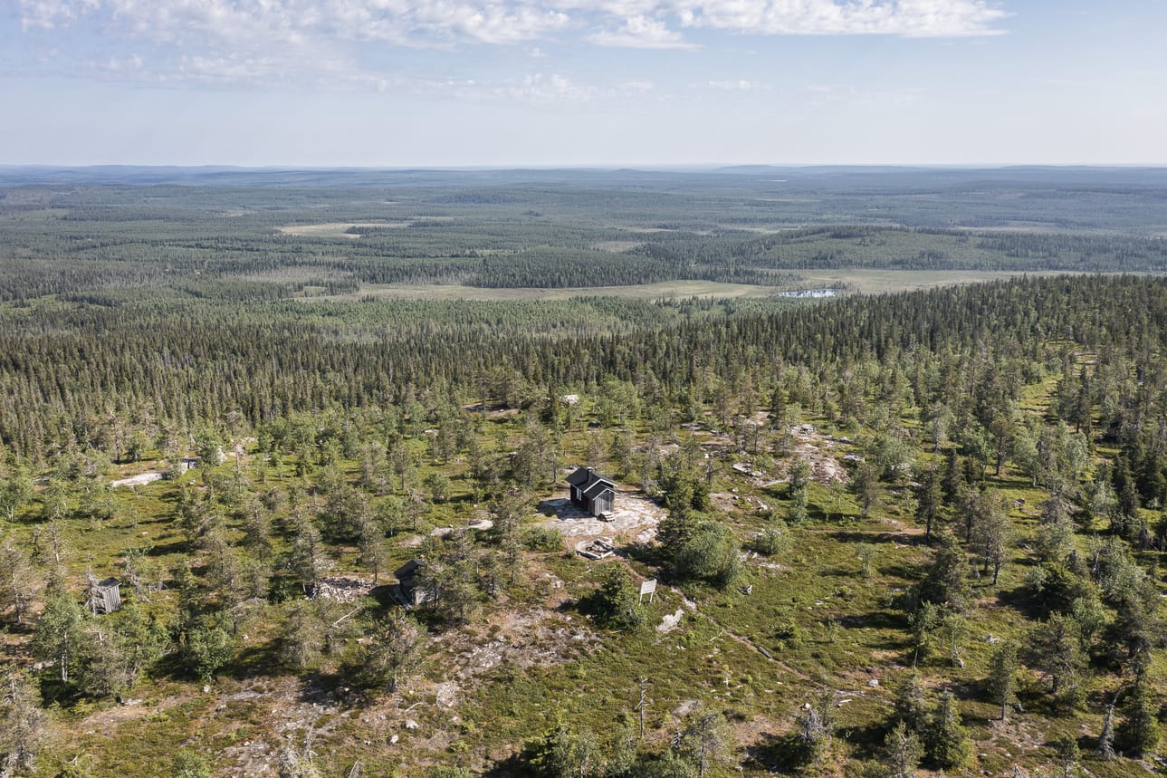 Luonnonmetsätyöryhmä esittää uutta kansallispuistoa muun muassa Aalistunturille. Kuvassa näkyy Aalistunturin päivätupa ja tulipaikka.