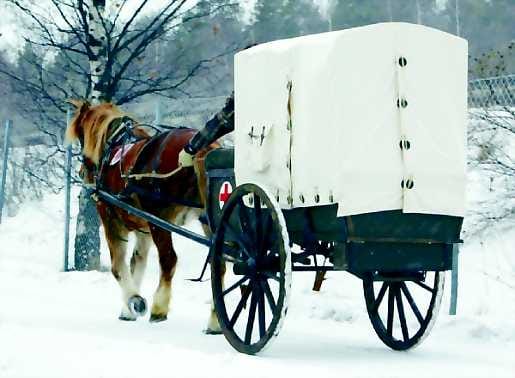 SPR esitteli Helsingissä vuoden 1904 sairasvaunujen vastavalmistuneet kopiot.