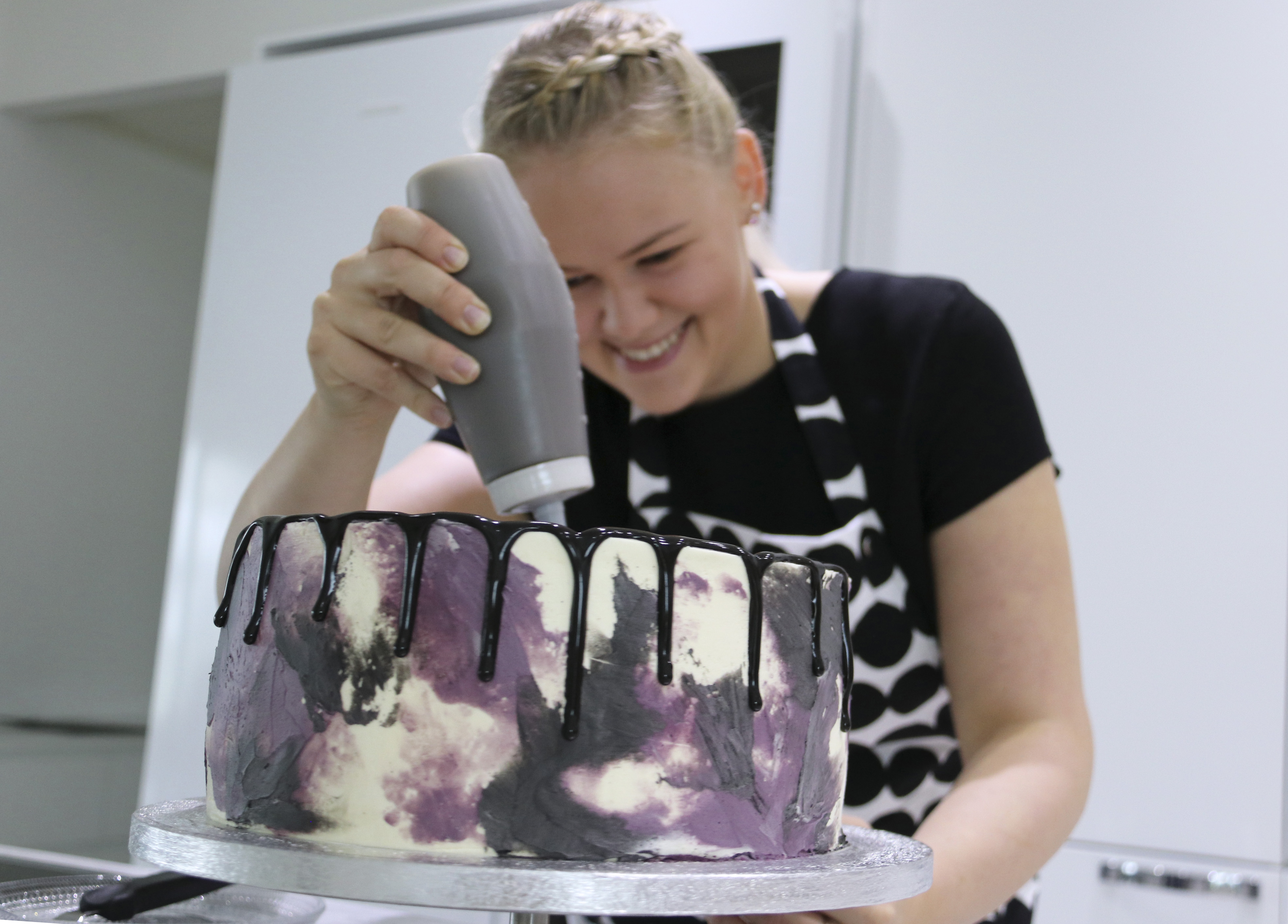 Kakku työn alla. Kuorrutuksessa Jenni Ylitalo luottaa marenkikreemiin, joka on pehmeää, kestävää eikä liian makeaa.