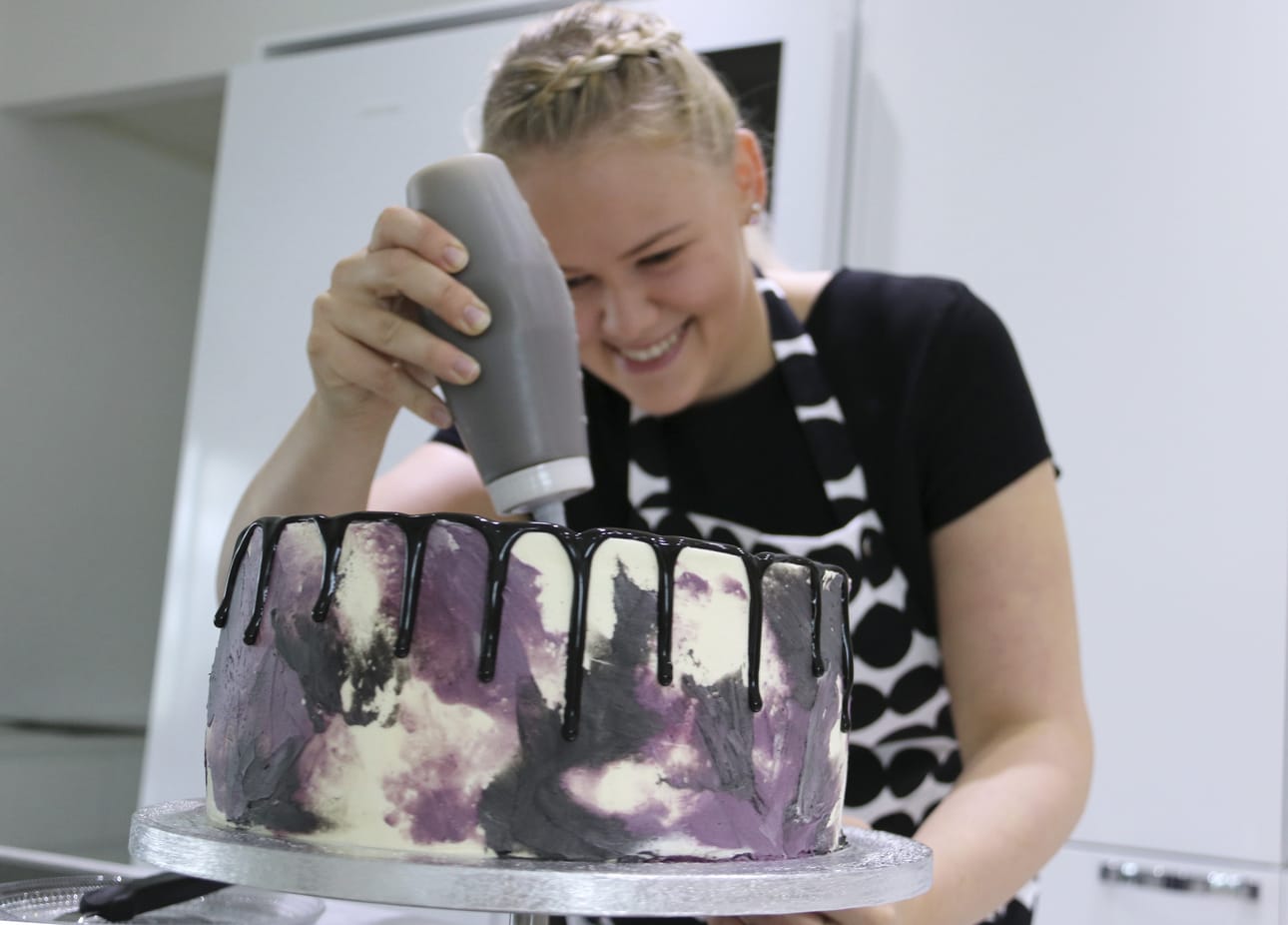 Kakku työn alla. Kuorrutuksessa Jenni Ylitalo luottaa marenkikreemiin, joka on pehmeää, kestävää eikä liian makeaa.
